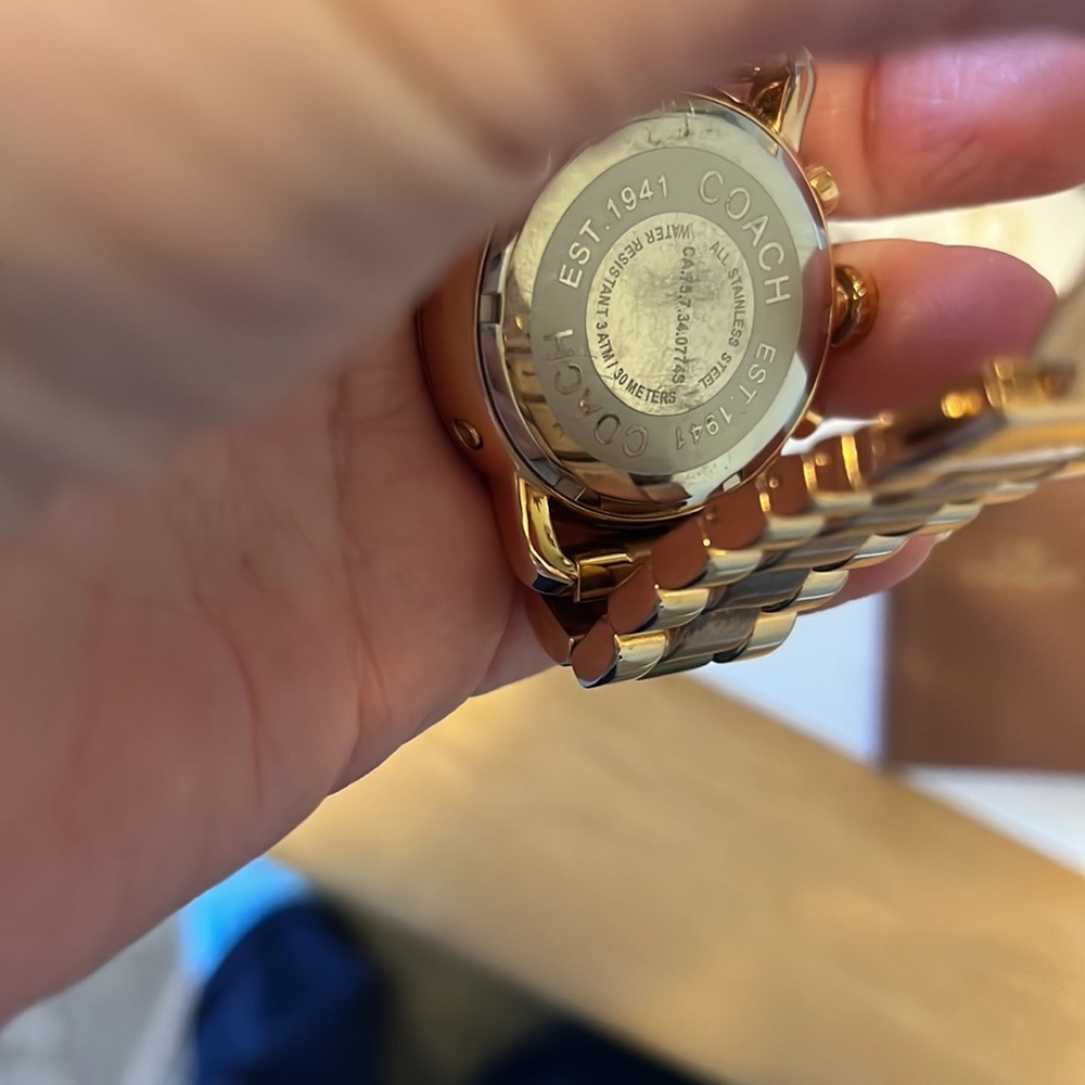 Coach ladies watch gold tone all stainless steel water resistant - Picture 5 of 12